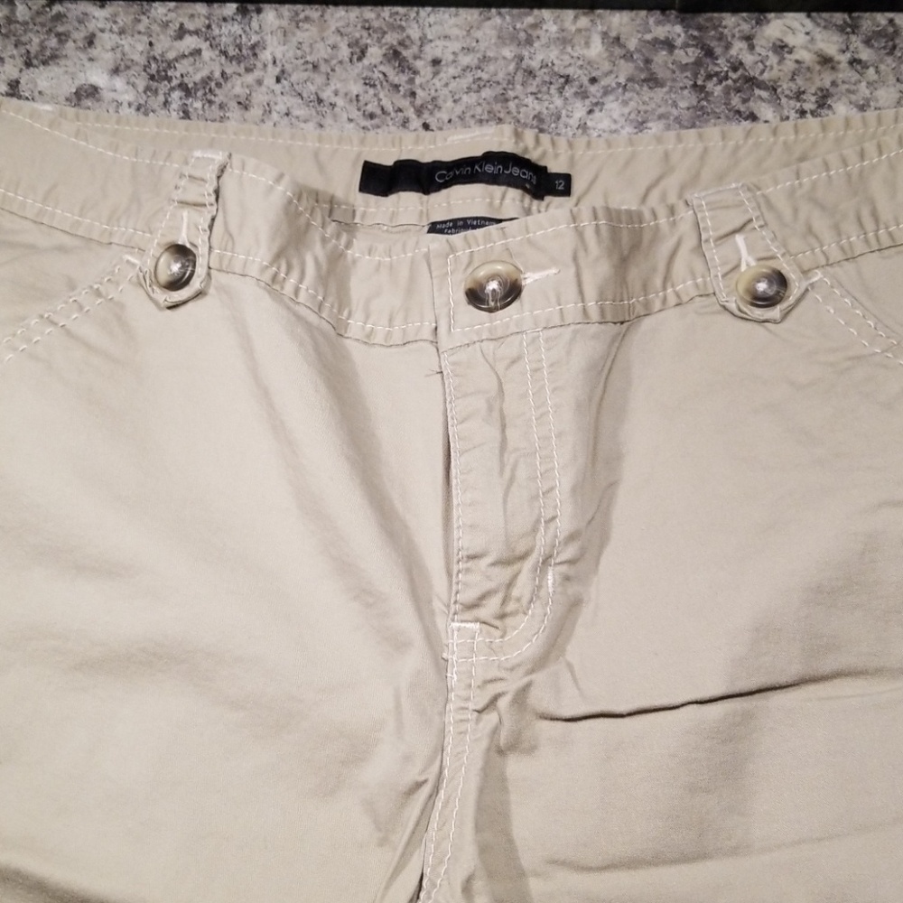 Khaki bermudas!